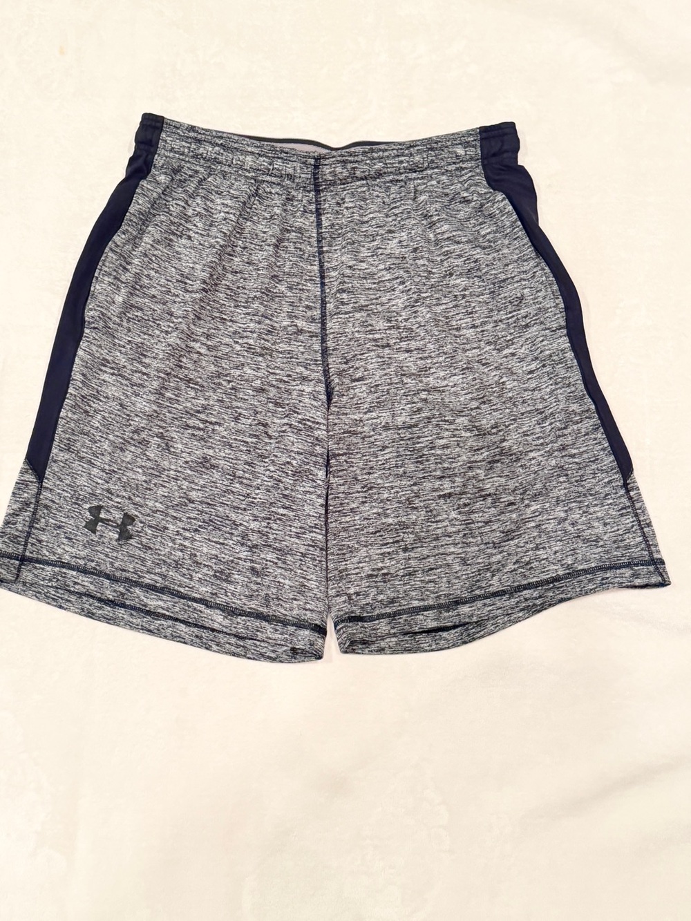 Large Under Armour Men’s Heather Gray Athletic Shorts  Black Side Panels pockets